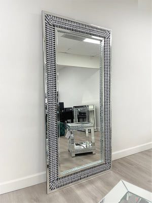 Add elegance with the A6 floor mirror from Moda Home. Featuring a wood frame, crystal accents, and a sleek glass design—perfect for entryways or bedrooms.